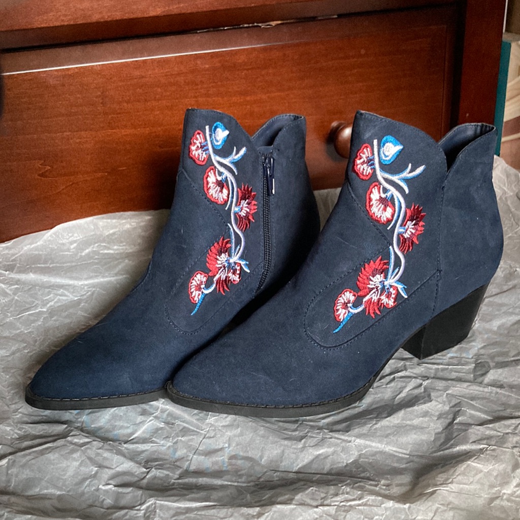 Carlos Santana Embroidered Pointed, Heel Boots